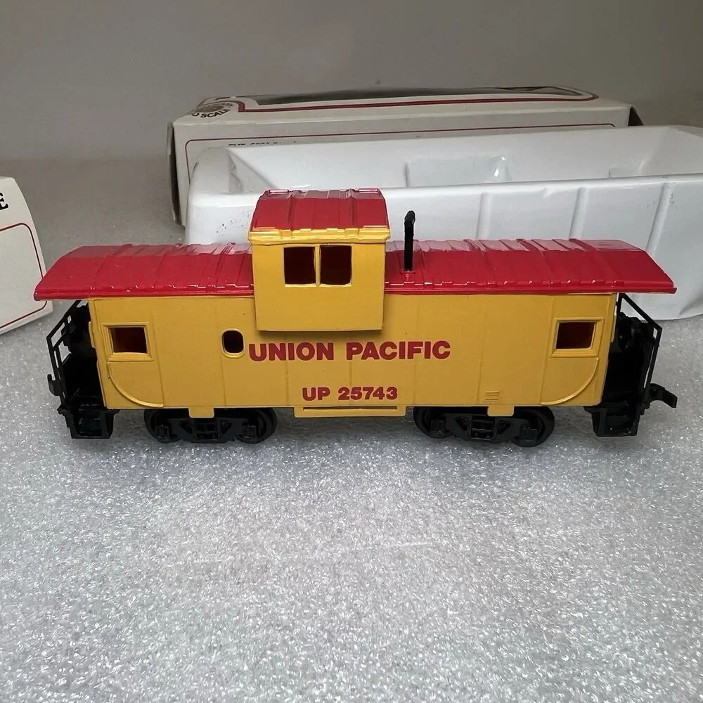 Lot Of 2 Bachmann HO Scale Train Car Pacific UP 25743 & American Cyanamid Tanker